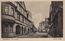 Hier geht es zur Karte mit dem Motiv 'Blick über gepflasterte Straße zum Rathaus'