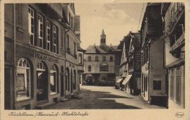 Hier geht es zur Karte mit dem Motiv 'Geschäfte und Rathaus im Sonnenschein'