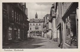 Hier geht es zur Karte mit dem Motiv 'Ein VW Käfer in Marktstraße vor Rathaus'