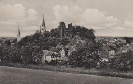 Hier geht es zur Karte mit dem Motiv 'Blick von Wiese auf Kirchen und Burg'