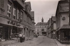 Hier geht es zur Karte mit dem Motiv 'Blick über gepflasterte Marktstraße zum Rathaus'