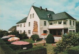 Hier geht es zur Karte mit dem Motiv 'Bunte Sonnenschirme vor Pension Waldesruh'