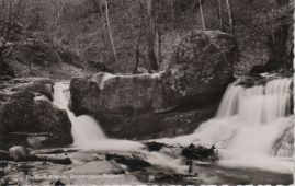 Hier geht es zur Karte mit dem Motiv 'Zweigeteilter Wasserfall'