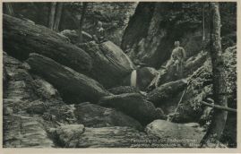 Hier geht es zur Karte mit dem Motiv 'Zwei auf den Felsen sitzende Menschen'
