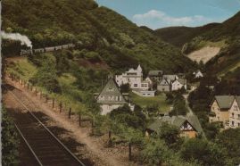 Hier geht es zur Karte mit dem Motiv 'Dampfende Lokomotive am grünen Hang des Tals'