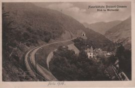 Hier geht es zur Karte mit dem Motiv 'Ein Tunnel oberhalb von Häusern im Tal' Hier geht es zur Karte mit dem Motiv 'Ein Tunnel oberhalb von Häusern im Tal'