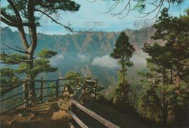 Hier geht es zur Karte mit dem Motiv 'Kleine Wolken in der Caldera'