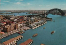 Hier geht es zur Karte mit dem Motiv 'Schiffe unterwegs vor der Harbour Bridge'