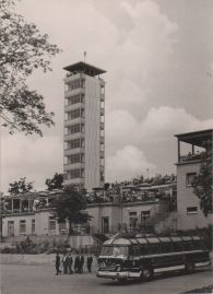 Hier geht es zur Karte mit dem Motiv 'Ein Bus vor dem Müggelturm'