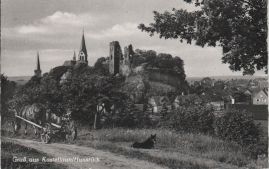 Hier geht es zur Karte mit dem Motiv 'Pferd und Hund gemeinsam vor der Burg'