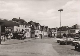 Hier geht es zur Karte mit dem Motiv 'Parkende Autos unter einer hohen Lampe'