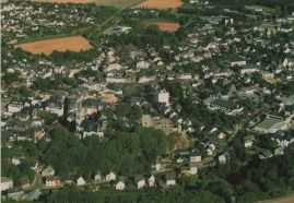 Hier geht es zur Karte mit dem Motiv 'Stadt mit Feld, Sportplatz und Burg von oben' Hier geht es zur Karte mit dem Motiv 'Stadt mit Feld, Sportplatz und Burg von oben'