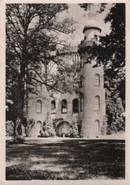 Hier geht es zur Karte mit dem Motiv 'Pfaueninsel-Schloss hinter Bäumen'