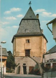 Hier geht es zur Karte mit dem Motiv 'Vergittertes Fenster im Turm'