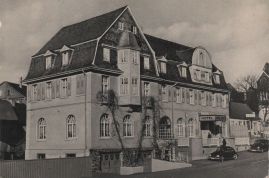 Hier geht es zur Karte mit dem Motiv 'Parkende Autos vor dem Hotel Bentz'