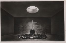 Hier geht es zur Karte mit dem Motiv 'Kreuz und Kränze in der Gedenkstätte' Hier geht es zur Karte mit dem Motiv 'Kreuz und Kränze in der Gedenkstätte'