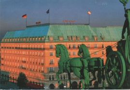 Hier geht es zur Karte mit dem Motiv 'Hotel Adlon vom Brandenburger Tor gesehen'
