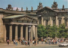 Hier geht es zur Karte mit dem Motiv 'Viele Fußgänger vor dem Ehrenmal'