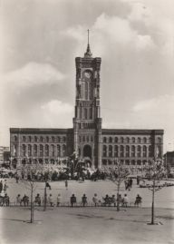 Hier geht es zur Karte mit dem Motiv 'Viele Menschen vor dem Roten Rathaus'
