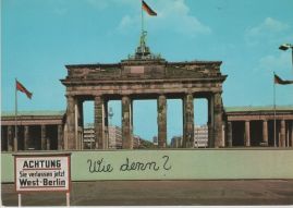 Hier geht es zur Karte mit dem Motiv 'Mauer vor und Rathaus hinter Tor'