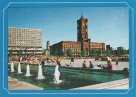 Hier geht es zur Karte mit dem Motiv 'Ein Springbrunnen vor dem Rathaus'
