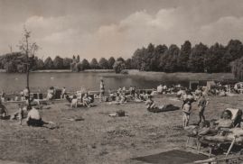 Hier geht es zur Karte mit dem Motiv 'Mit der Aktentasche ins Strandbad'