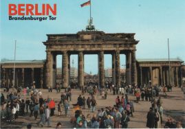 Hier geht es zur Karte mit dem Motiv 'Viele Menschen am Tor'