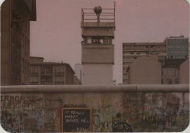 Hier geht es zur Karte mit dem Motiv 'Spähender Mann im Wachturm'
