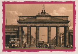 Hier geht es zur Karte mit dem Motiv 'Viel Verkehr am Brandenburger Tor'