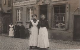 Hier geht es zur Karte mit dem Motiv 'Frauen in Schürze vor der Metzgerei' Hier geht es zur Karte mit dem Motiv 'Frauen in Schürze vor der Metzgerei'
