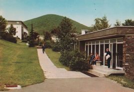 Hier geht es zur Karte mit dem Motiv 'Rauchender Mann vor Sanatorium'
