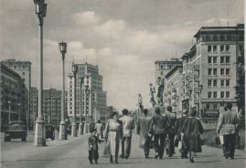Hier geht es zur Karte mit dem Motiv 'Breiter Bürgersteig in der Stalinallee'