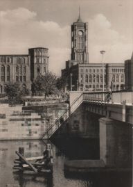 Hier geht es zur Karte mit dem Motiv 'Das rote Rathaus von der Seite gesehen' Hier geht es zur Karte mit dem Motiv 'Das rote Rathaus von der Seite gesehen'