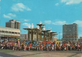 Hier geht es zur Karte mit dem Motiv 'Viele Menschen am Brunnen der Völkerfreundschaft'