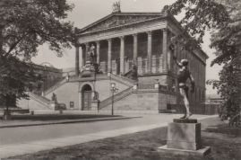 Hier geht es zur Karte mit dem Motiv 'Skulpturen an und auf der Nationalgalerie'