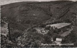 Hier geht es zur Karte mit dem Motiv 'Ruinenburg im waldigen Tal'