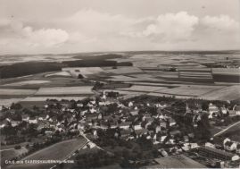 Hier geht es zur Karte mit dem Motiv 'Das Dorf Sabershausen und viele Felder'