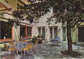 Hier geht es zur Karte mit dem Motiv 'Im Innenhof der Pension Röhrig'