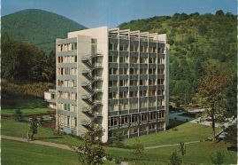 Hier geht es zur Karte mit dem Motiv 'Ein fast würfelförmiges Krankenhaus'