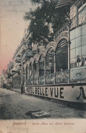 Hier geht es zur Karte mit dem Motiv 'Große Fenster in der Rheinallee'