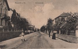 Hier geht es zur Karte mit dem Motiv 'Mann mit Schürze und Frau mit Sonnenschirm'