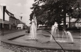 Hier geht es zur Karte mit dem Motiv 'Blick vom Springbrunnen zur Tankstelle'