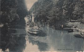 Hier geht es zur Karte mit dem Motiv 'Unterwegs mit dem Schiff zwischen Bäumen'